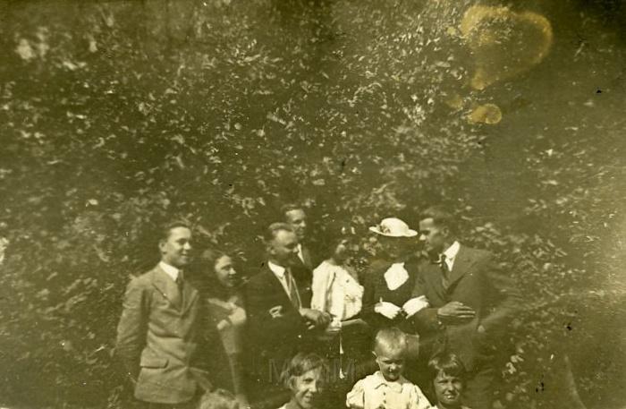 KKE 2189.jpg - Fot. Grupowa. Rodzina w ogrodzie, lata 20-te XX wieku. (b.d.)